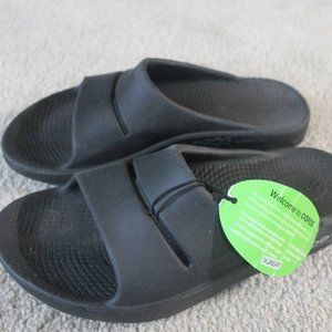 Oofos Ooahh Black Recovery Slide Sandals Men's Size 8, Women's Size 10 -- EUC